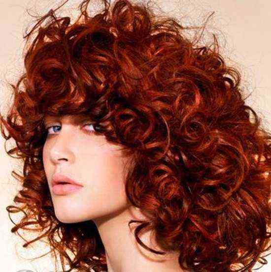 Kıvırcık kızıl saçlar için 5 harika saç modeli